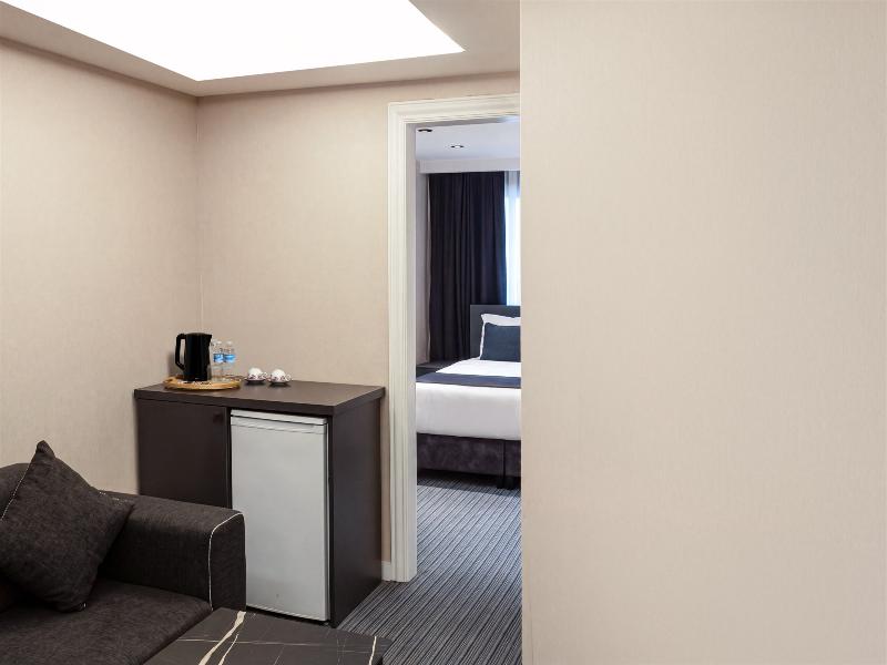 Moss Suite Hotel image