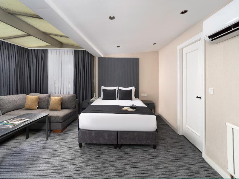 Moss Suite Hotel image