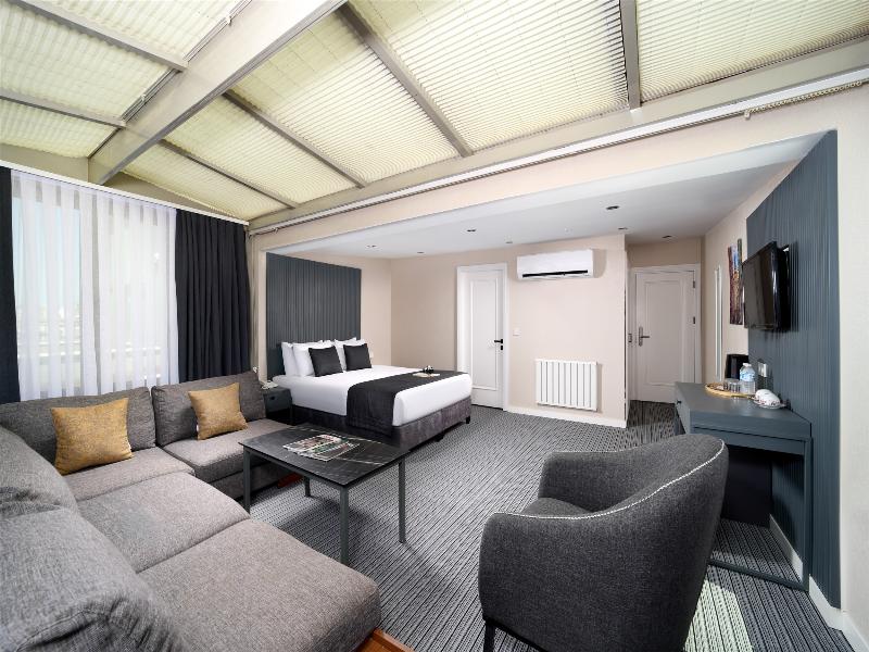 Moss Suite Hotel image
