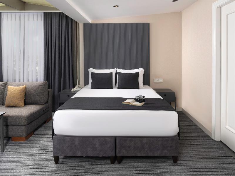 Moss Suite Hotel image
