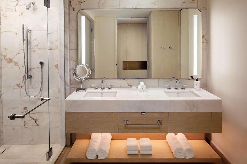 Conrad Orlando image