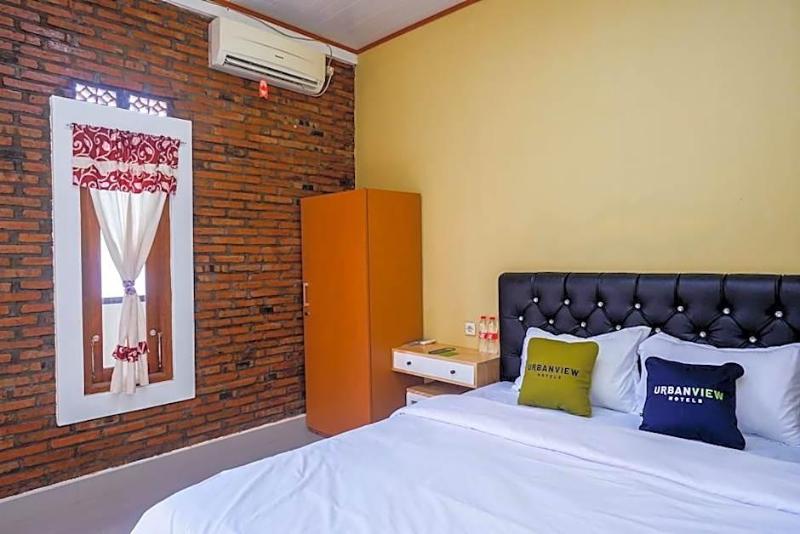 Urbanview Hotel Telu Wolu Monjali image