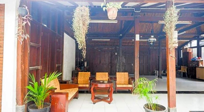 Urbanview Hotel Telu Wolu Monjali image
