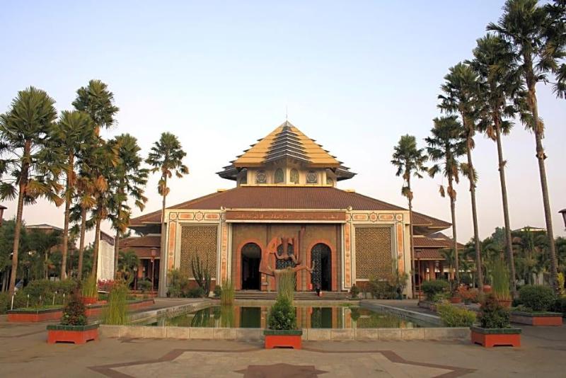 Urbanview Hotel Telu Wolu Monjali image