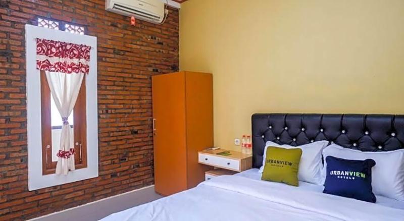 Urbanview Hotel Telu Wolu Monjali image