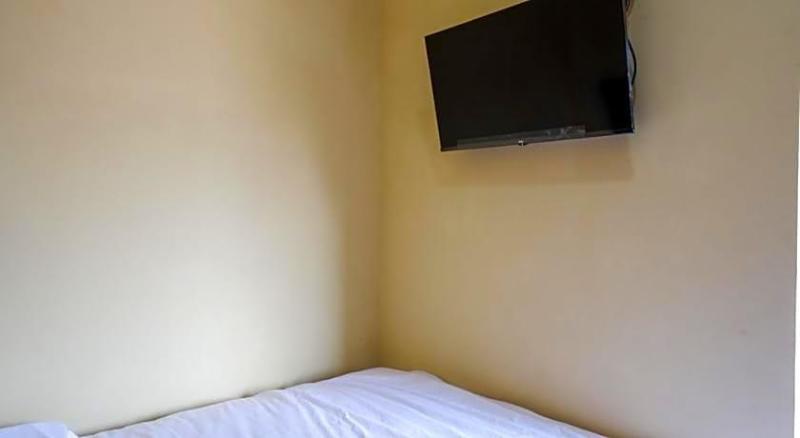 Urbanview Hotel Telu Wolu Monjali image