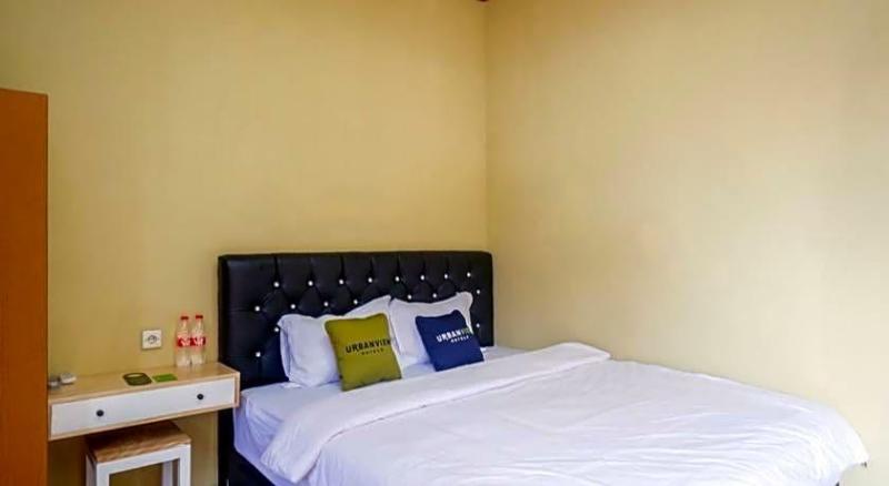 Urbanview Hotel Telu Wolu Monjali image