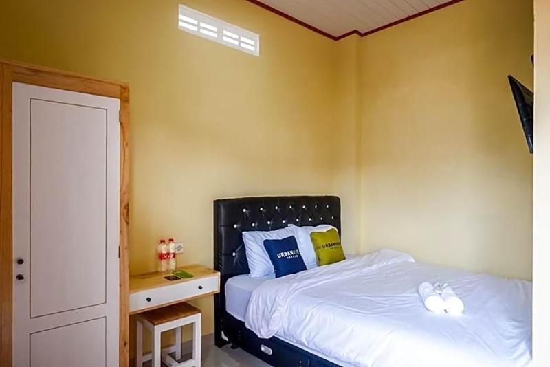 Urbanview Hotel Telu Wolu Monjali image