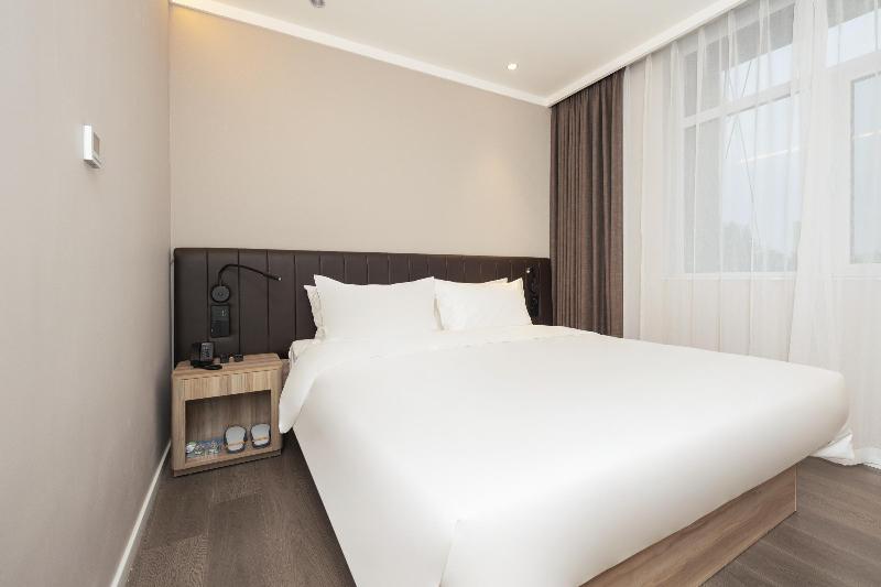 Hanting Premium Hotel Linfen Station Street image