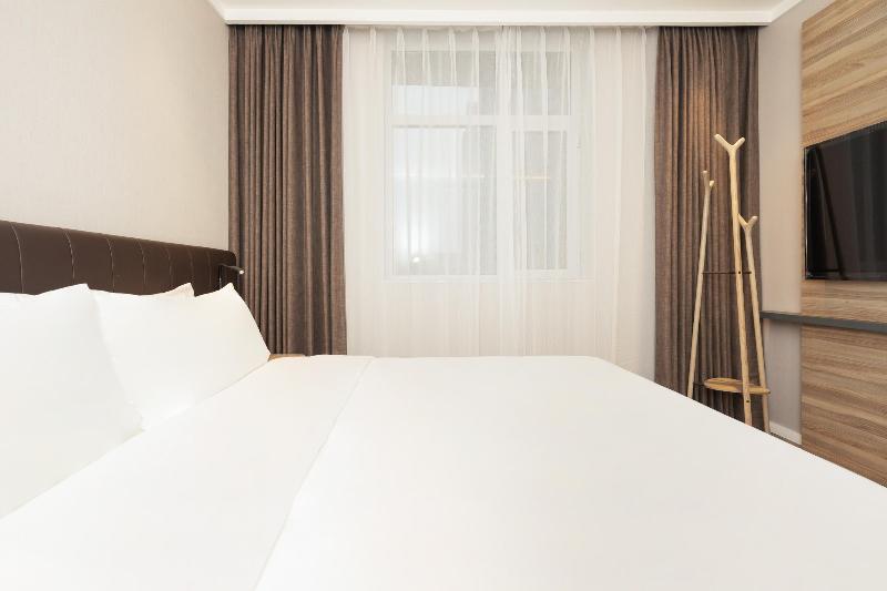 Hanting Premium Hotel Linfen Station Street image