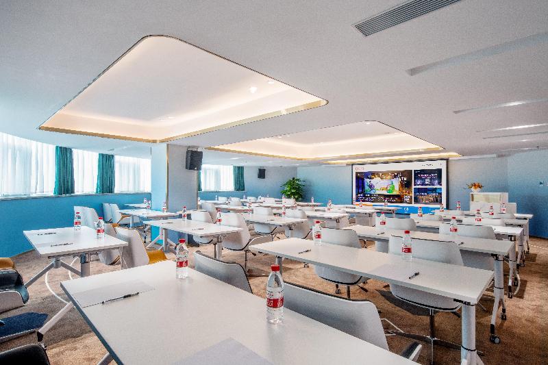 Orange Hotel Shenzhen Longhua Metro Station image