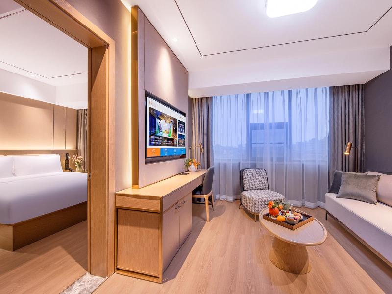 Orange Hotel Shenzhen Longhua Metro Station image