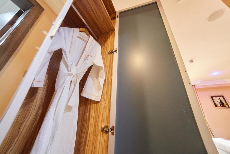 Corinthia Villa Hotel image