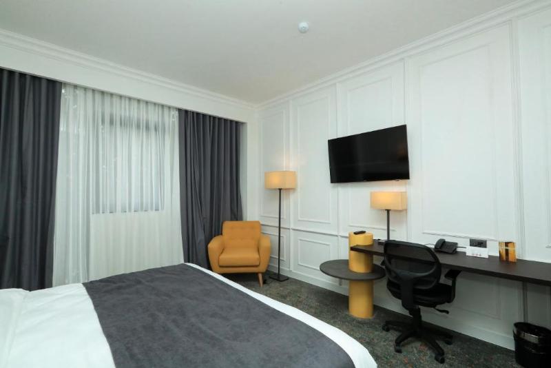Pine Astoria Hotel image