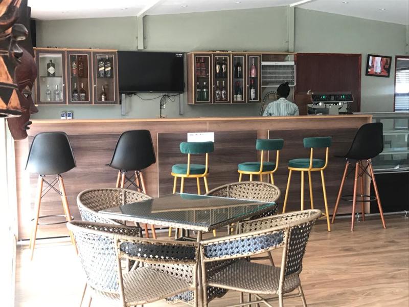 Bar & Lounge