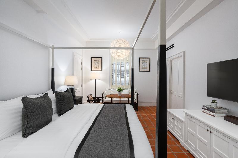 DELUXE KING BED