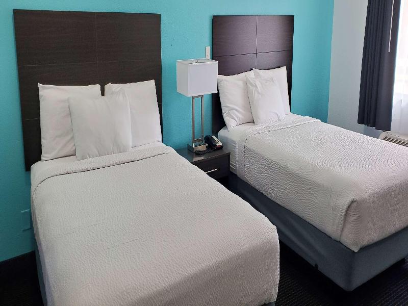 Travelodge By Wyndham Livonia - Detroit image