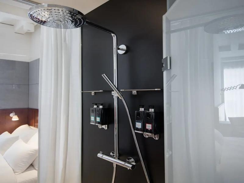 Ruby Zoe Hotel London by IHG image