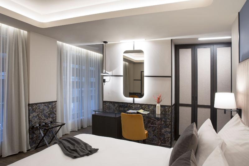 Zeus Essence Athens Central