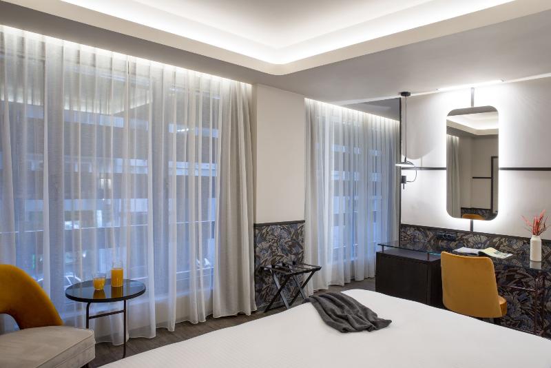 Zeus Essence Athens Central