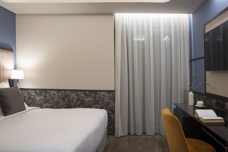 Zeus Essence Athens Central