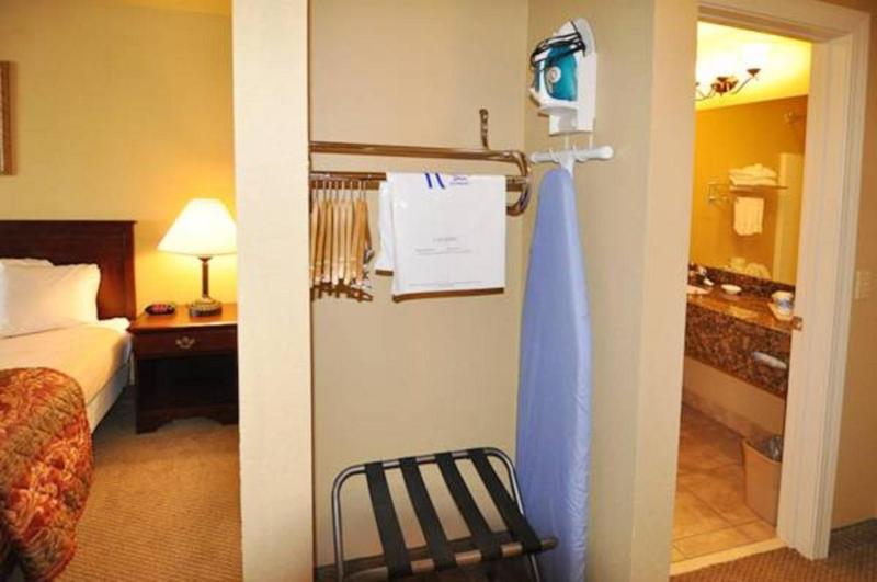 Econo Lodge Inn & Suites Greenbrier 3