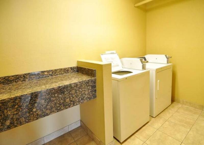Econo Lodge Inn & Suites Greenbrier 4