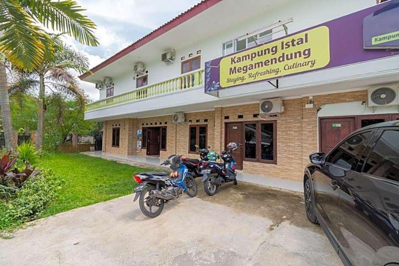 Urbanview Hotel Kampung Istal Megamendung Puncak image