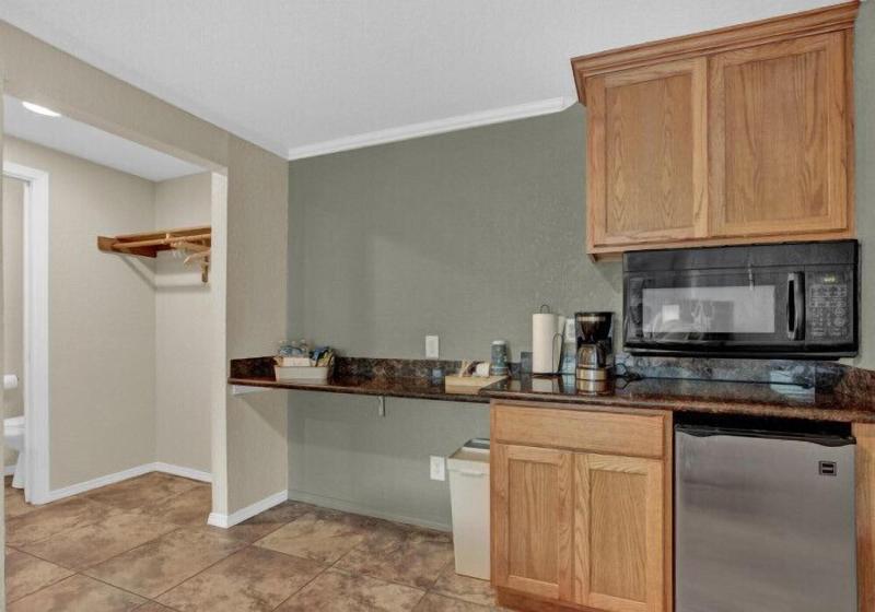 Maven's Inn & Grill image