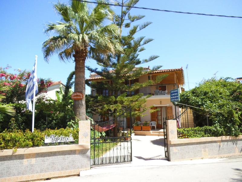 Villa Xenos Studios & Apartments image