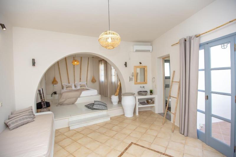 Ampelos  Inn image