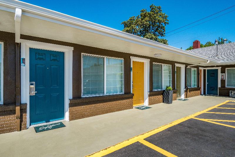 Signature Inn Eugene image