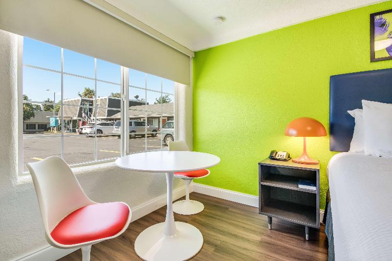 Signature Inn Eugene image