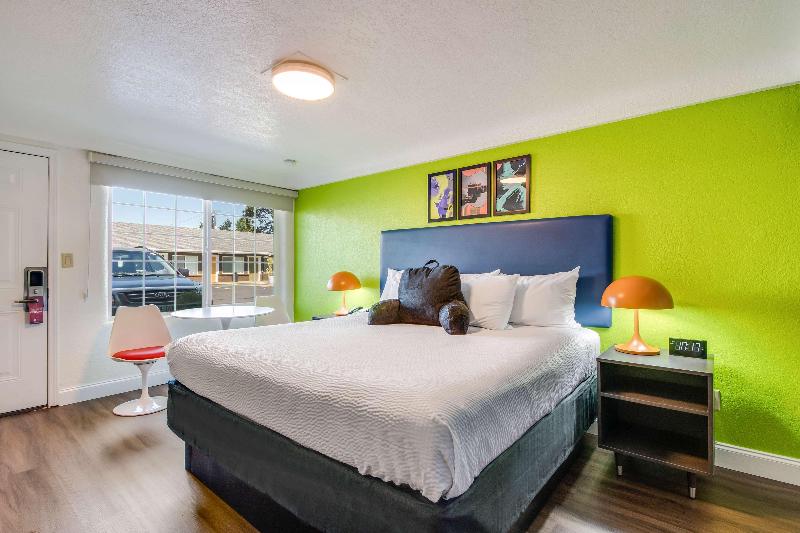 Signature Inn Eugene image