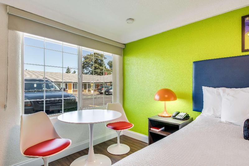 Signature Inn Eugene image
