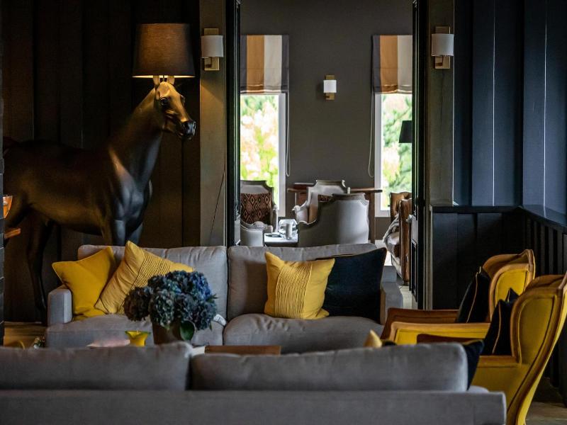 Woodhouse Mountain Lodge image