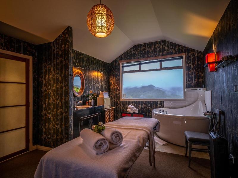 Woodhouse Mountain Lodge image