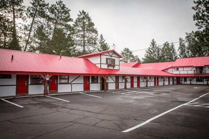 Lumberjack Inn