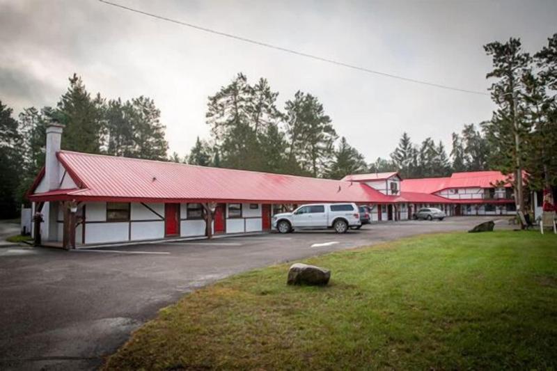 Lumberjack Inn