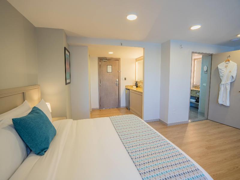 La Quinta By Wyndham Quito image