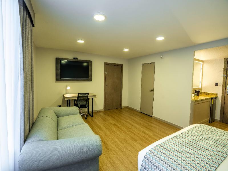 La Quinta By Wyndham Quito image