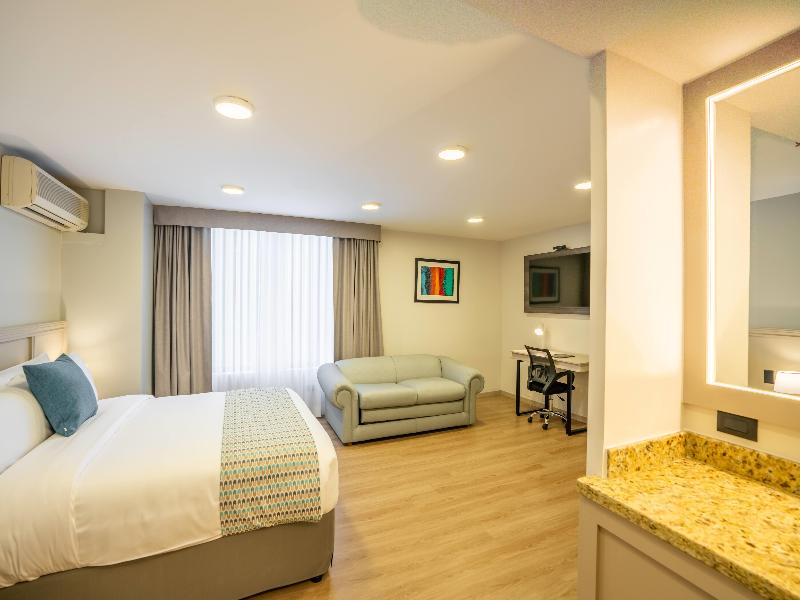 La Quinta By Wyndham Quito image