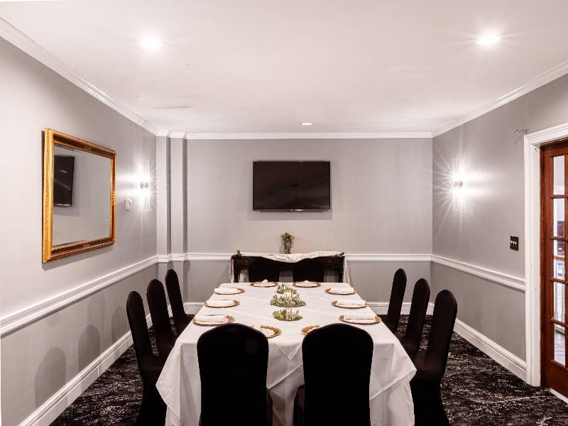 Inn On The Square Ascend Hotel Collection image