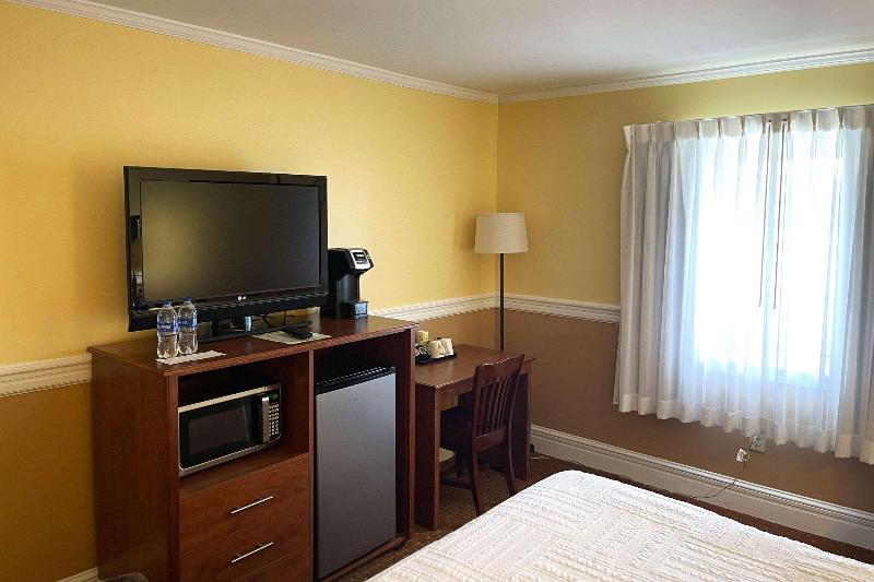 Inn On The Square Ascend Hotel Collection image