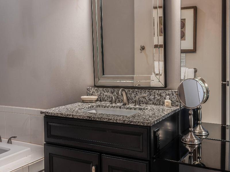 Inn On The Square Ascend Hotel Collection image