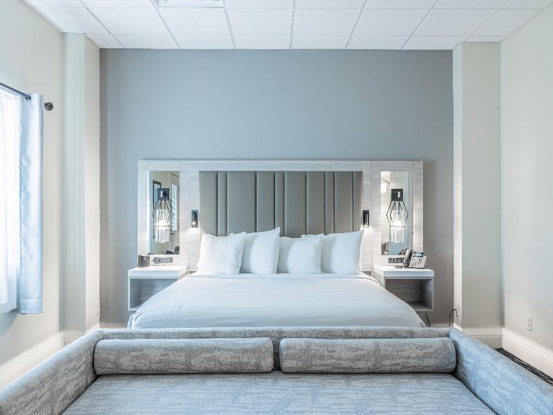 Inn On The Square Ascend Hotel Collection image