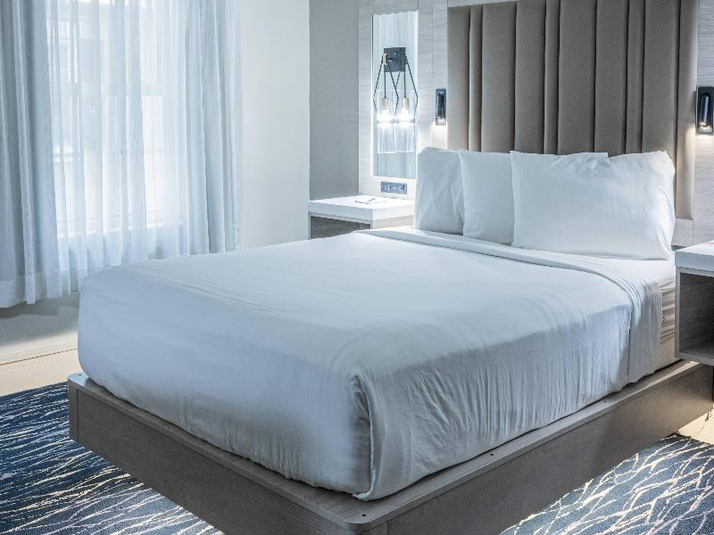 Inn On The Square Ascend Hotel Collection image