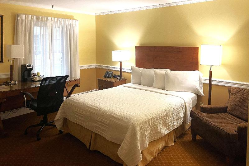 Inn On The Square Ascend Hotel Collection image