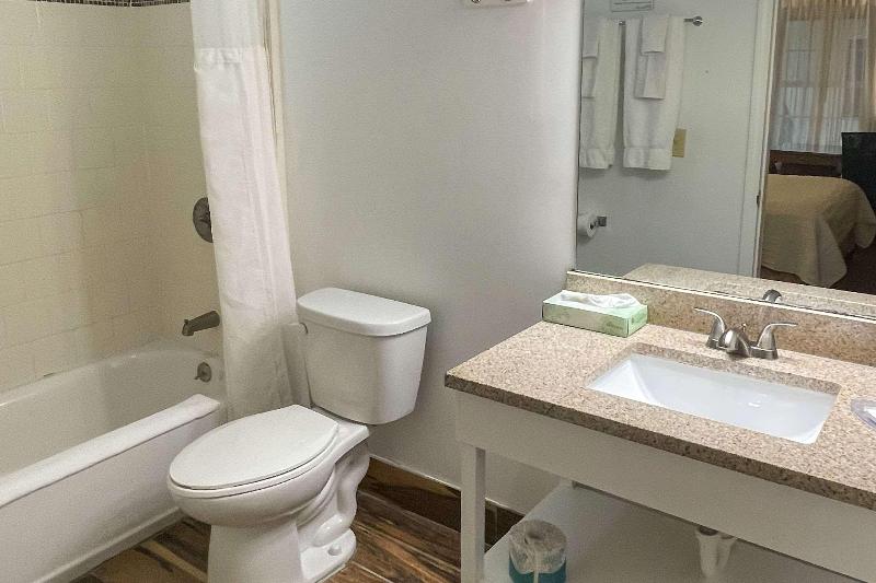 Inn On The Square Ascend Hotel Collection image