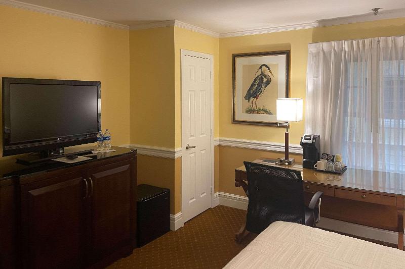 Inn On The Square Ascend Hotel Collection image